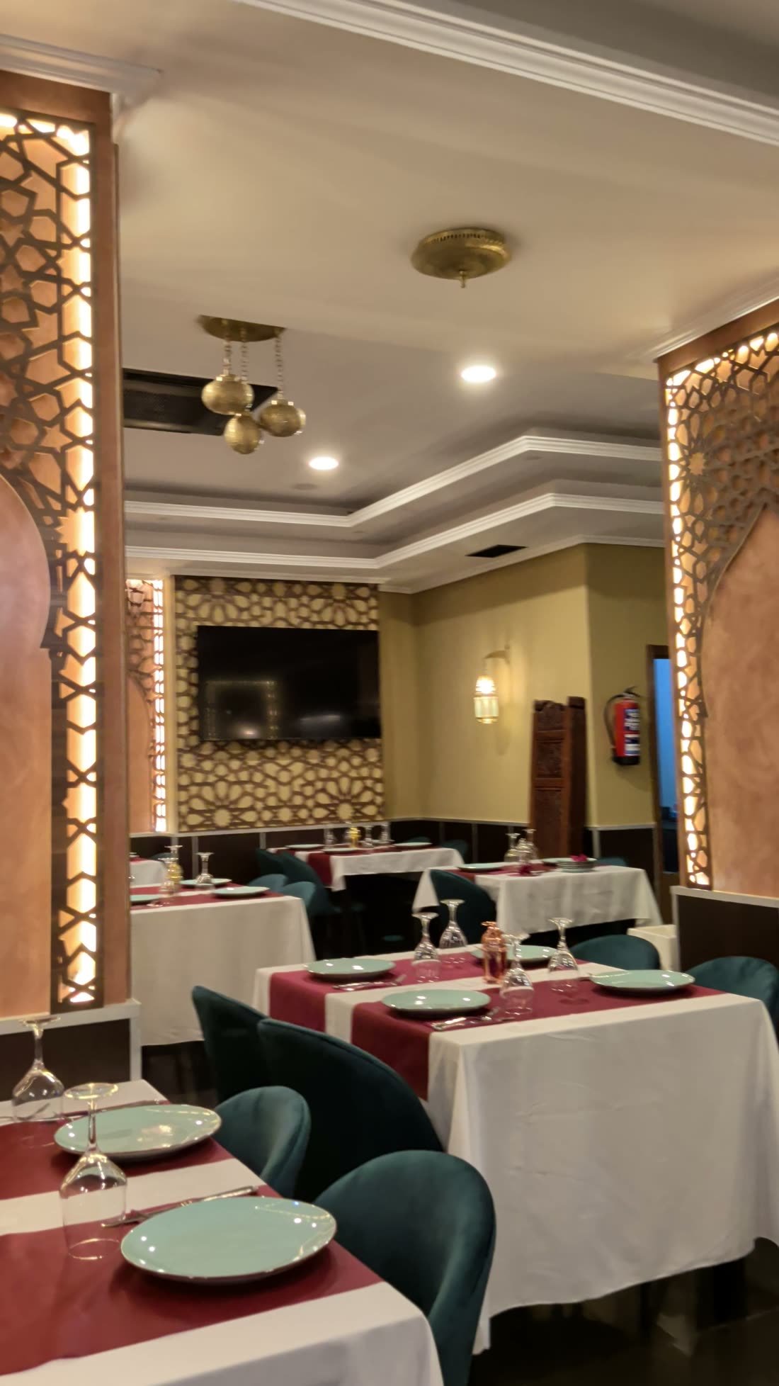 Segunda sala del restaurante con arcos de celosía