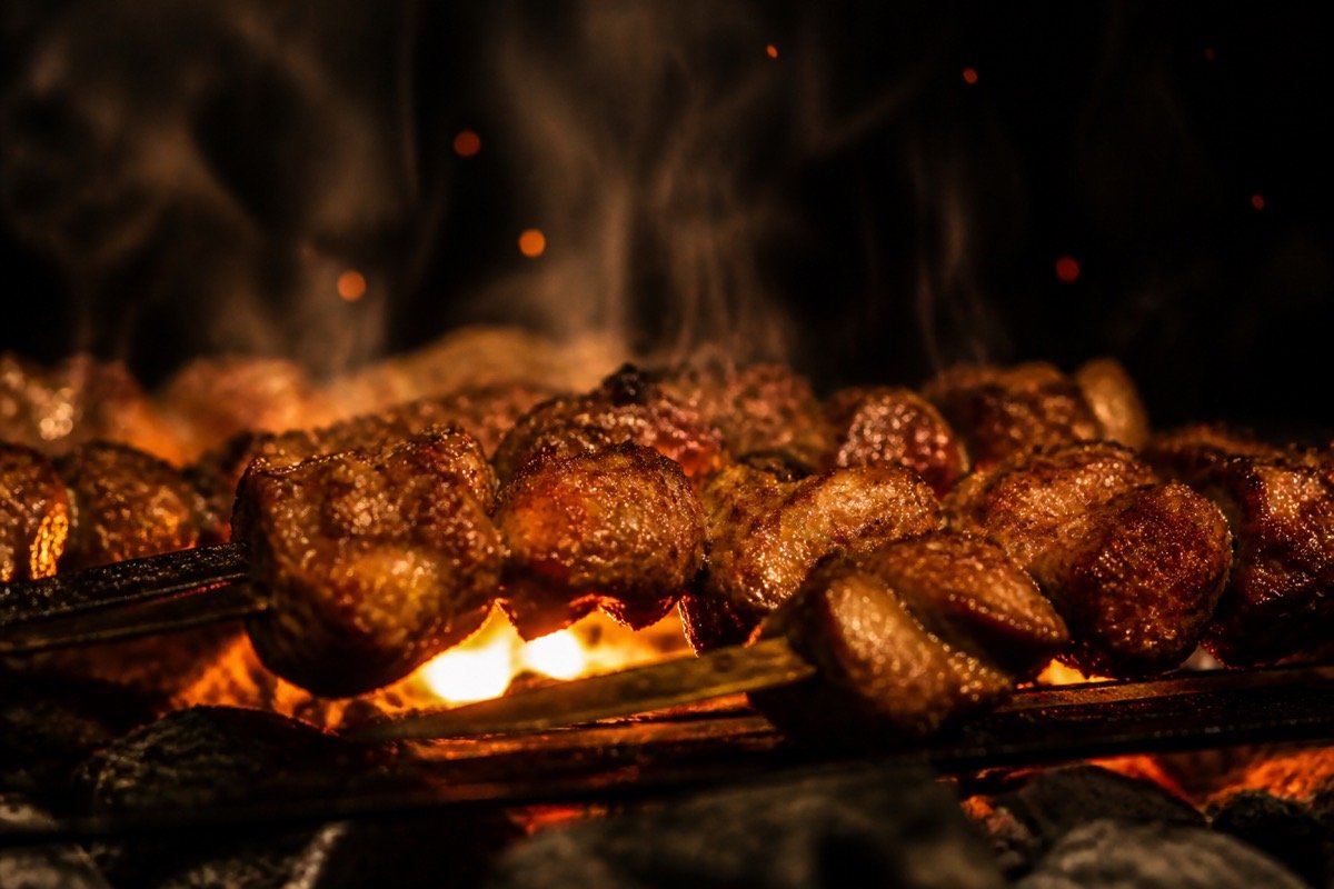 Brochetas a la brasa de carbón